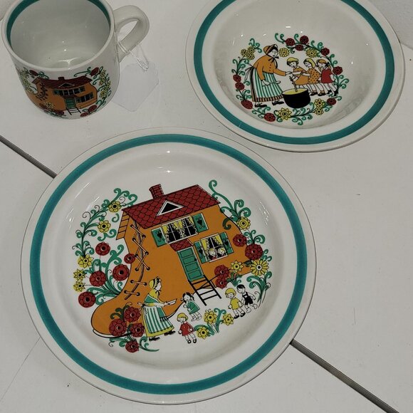 Vintage Arabia of Finland Children's Dinner Set with "Old woman in a Shoe" Image - Picture 2 of 6